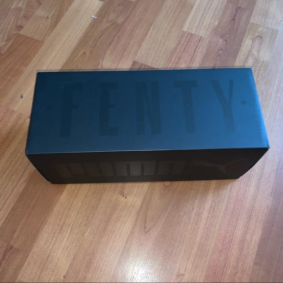 Fenty slides - Picture 2 of 4